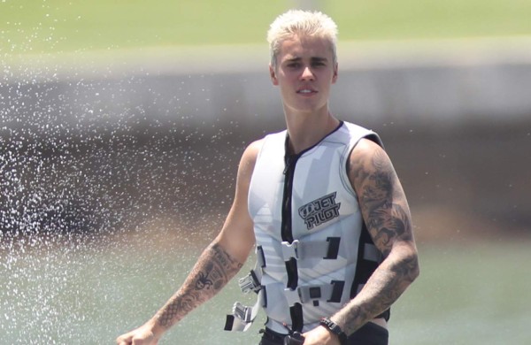 Justin Bieber se 'divierte' con 12 modelos