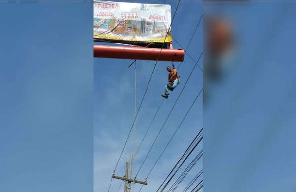 Bomberos rescatan a hombre que estaba a punto de caer en cables de alta tensión