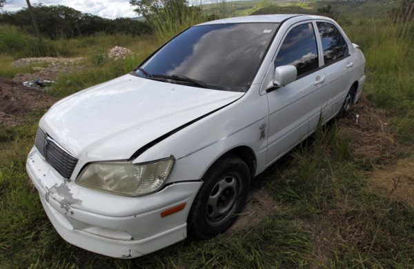 Encuentran carro con manchas de sangre y perforaciones de bala en Comayaguëla