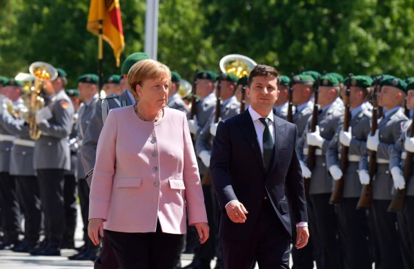 Angela Merkel sufre temblores durante una ceremonia oficial  
