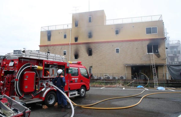A fire fighter watches an animation company which caught fire in Kyoto on July 18, 2019. - A fire at an animation company in Japan's Kyoto on July 18 killed one person and injured dozens more, several of them seriously, a fire department spokesman said. (Photo by JIJI PRESS / JIJI PRESS / AFP) / Japan OUT