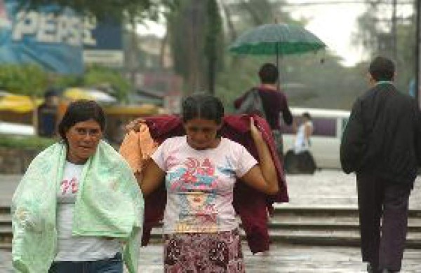 Al menos 15 mil personas aisladas por lluvias en Caribe de Honduras