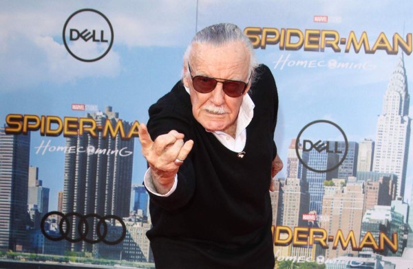 Stan Lee anuncia que tiene neumonía