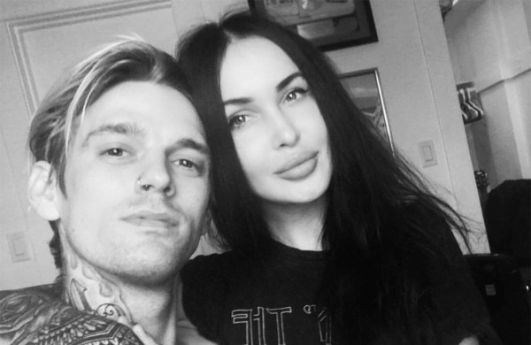 Aaron Carter presenta a su nueva novia  