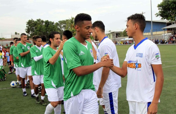 'Choco' Lozano y jugadores de la Liga Nacional llevan alegría y paz a colonia de San Pedro Sula