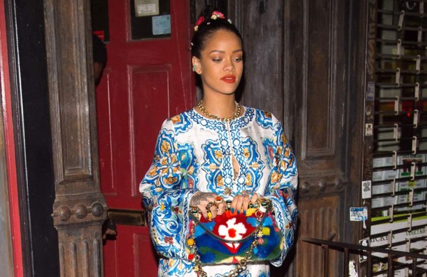 Rihanna llora sobre el escenario en Irlanda