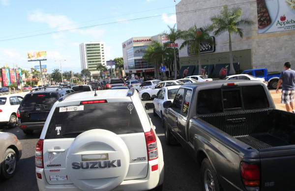 Compradores de última hora abarrotan los comercios