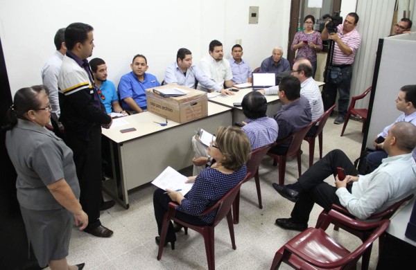 Mexicanos y españoles ofertan por semáforos