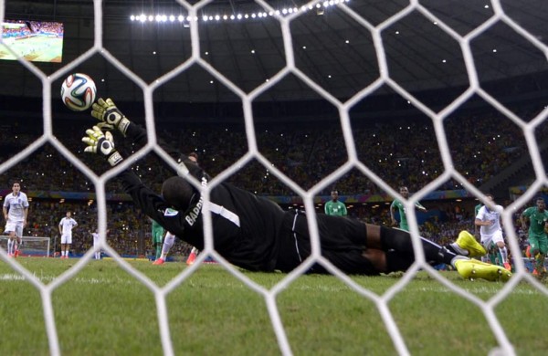 Samaras clasifica a Grecia a octavos con un gol de penal en el descuento