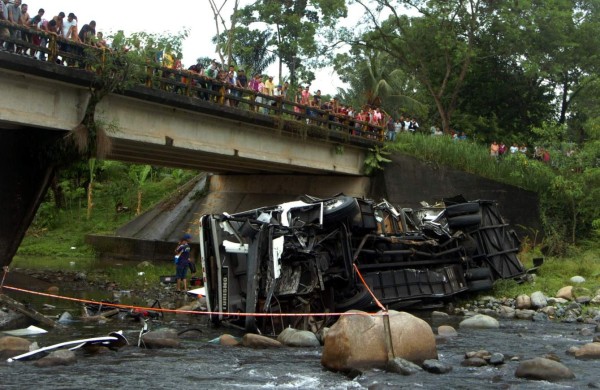 Mueren ayudante y pasajera al caer bus en río en Atlántida  