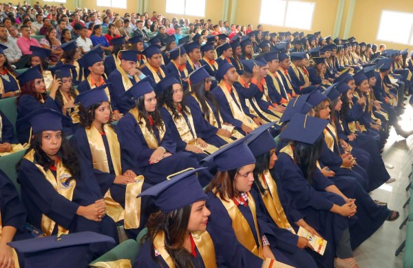 Los actos de graduación se desarrollaron en el salón Armenta de la UTH, con amplia concurrencia de familiares que vieron a los últimos normalistas. Fotos: Amílcar Izaguirre.