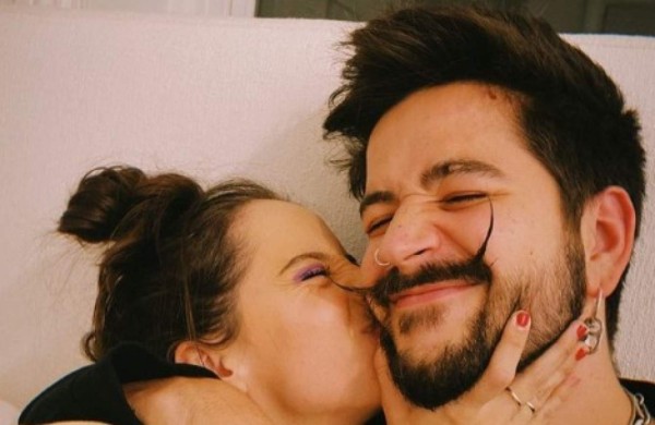 Camilo confiesa que él y su suegra se prestan ropa