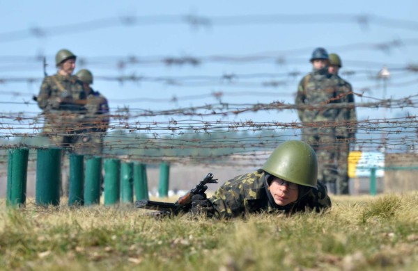 Rusia 'retira progresivamente' sus tropas de la frontera de Ucrania