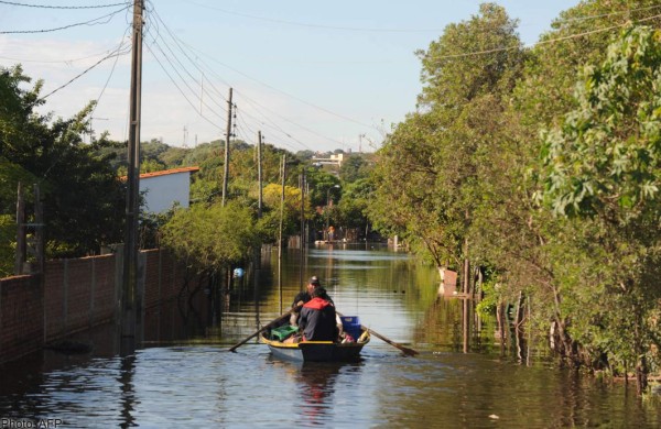 Miles pasan Navidad en refugios en Sudamérica