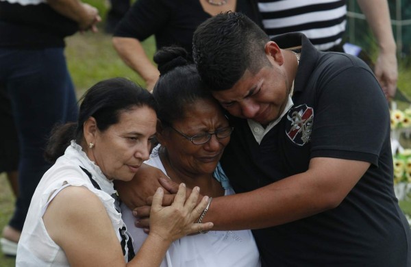 dolor. La pérdida de Rubén David Jule y su esposa Mary Cruz Lazo, deja un vacío en su familia. El dolor se apoderó de sus hijos, familiares y amigos quienes lamentaban su trágica muerte.