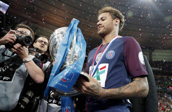 Padre de Neymar inicia los movimientos para sacar a su hijo del PSG