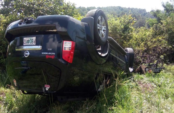 Ocho personas se salvan de milagro tras volcarse en camioneta