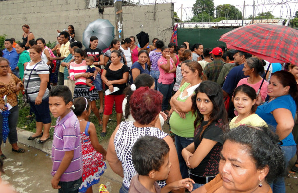 Madres continúan esperando el bono 10 mil