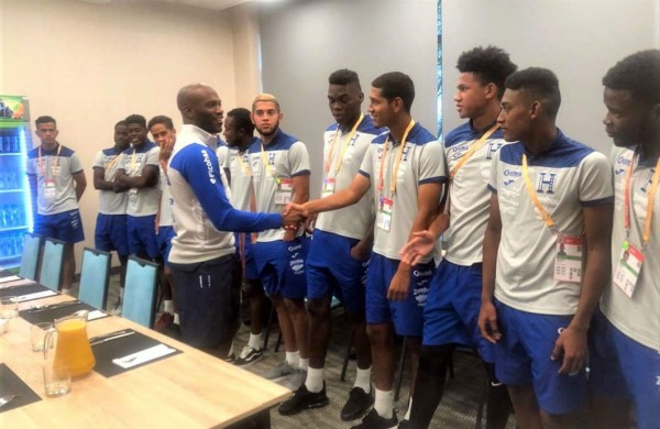 David Suazo visita a la Sub-20 de Honduras antes del debut en el Mundial de Polonia