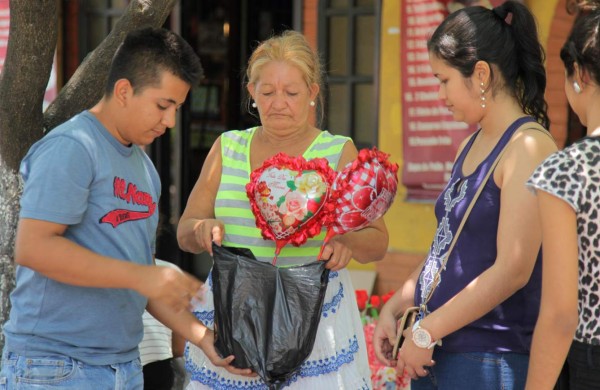 Con pasteles y flores agasajaron a las madres hondureñas