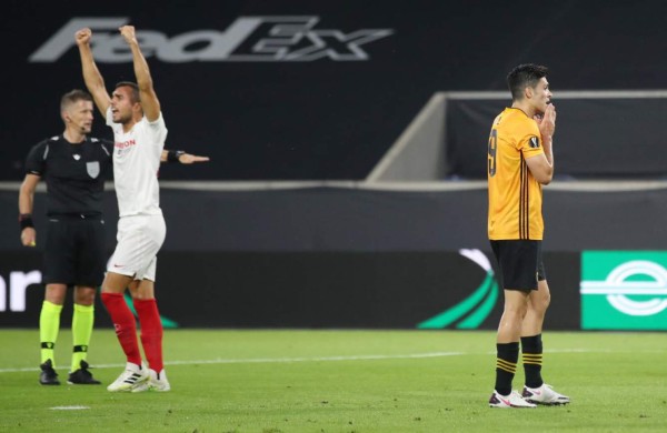 Video: Mexicano Raúl Jiménez falló increíblemente penal frente al Sevilla