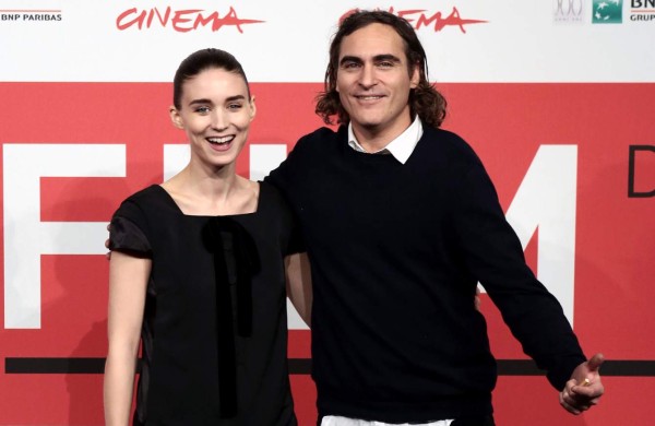 Rooney Mara y Joaquín Phoenix se comprometen