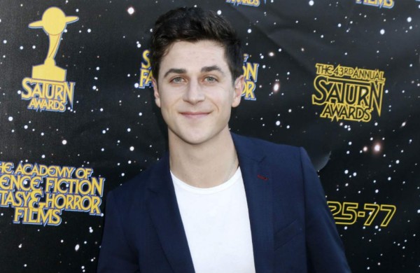David Henrie pide perdón por llevar una pistola al aeropuerto