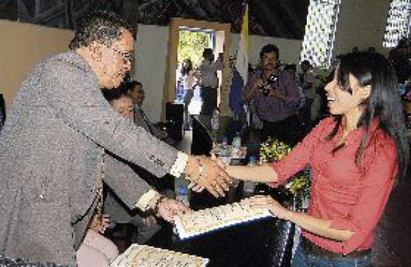 Reconocen esfuerzo de 1,776 universitarios