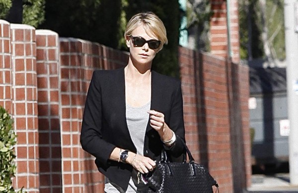 Charlize Theron deja una propina de 96 dólares en una heladería