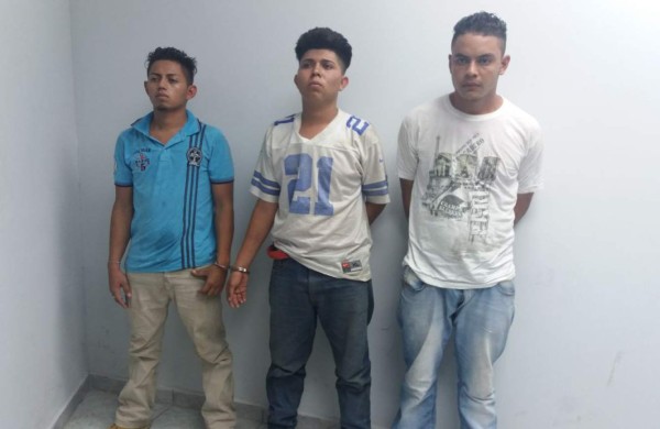 Con fusil AK 47 y dos pistolas apresan a jóvenes en San Pedro Sula