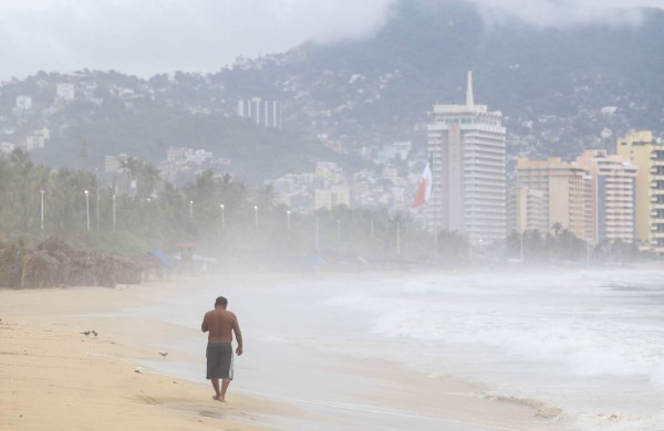 Huracán John se fortalece y se forma tormenta Kristy en el Océano Pacífico
