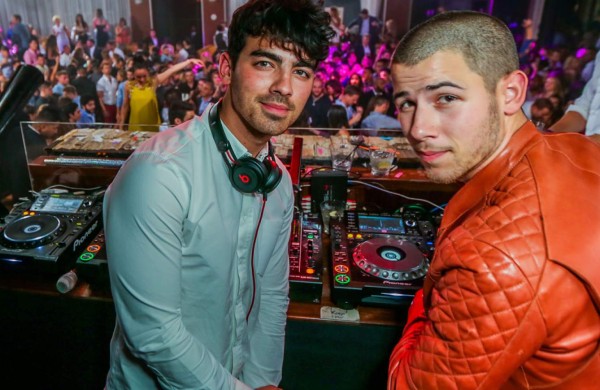 Joe y Nick Jonas no quieren salir con la misma chica