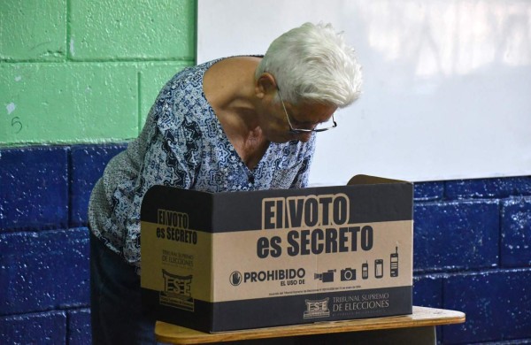Costarricenses eligen hoy a su presidente en polarizado balotaje