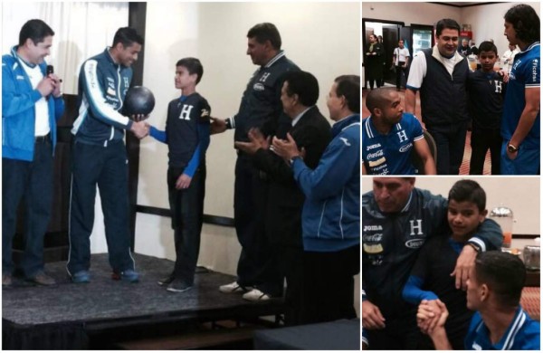 Presidente de Honduras entrega el 'balón de la paz” a Noel Valladares