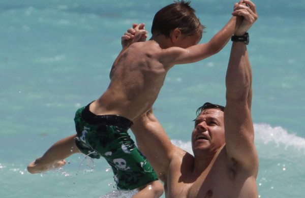 Mark Wahlberg sabe cómo educar a sus hijos