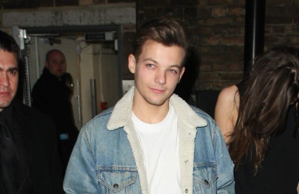 El padre de Louis Tomlinson le reprende por fumar marihuana