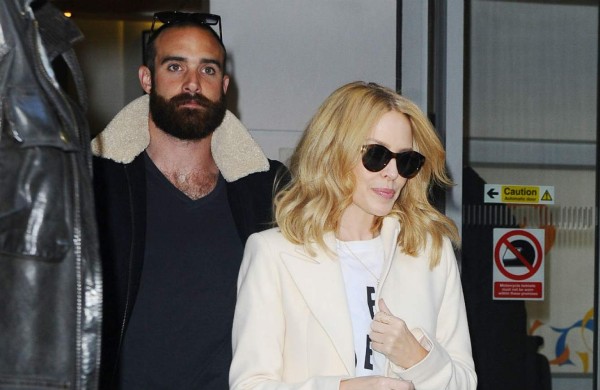 Kylie Minogue quiere tener hijos con Joshua Sasse