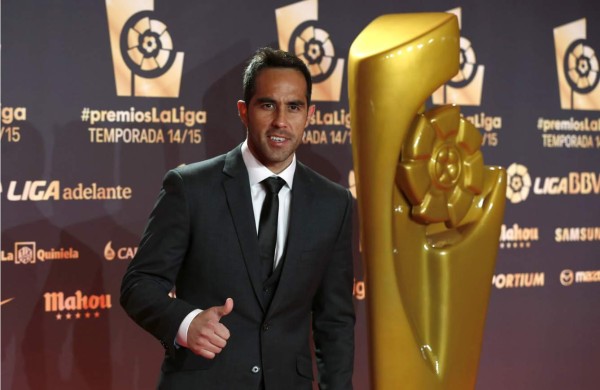 Claudio Bravo y su enojo pese a ganar premio en España