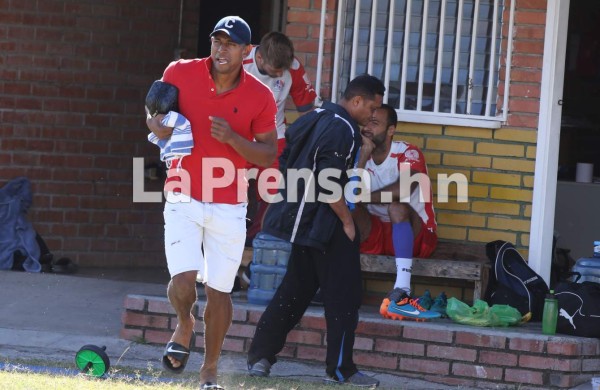 Costly abandona entreno del Olimpia tras accidente de su esposa