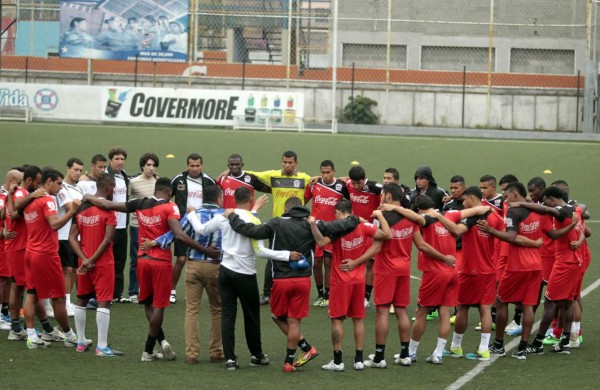 Wilmer Velásquez motiva a los jugadores del Olimpia