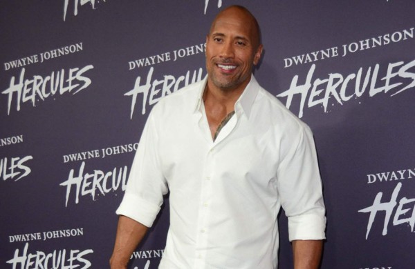Dwayne Johnson casi le arranca la lengua a un hombre