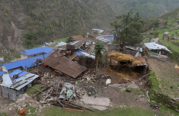 Un helicóptero de la India se acercó a una de las comunidades más cercanas al epicentro del sismo, donde se teme hayan cientos de muertos.