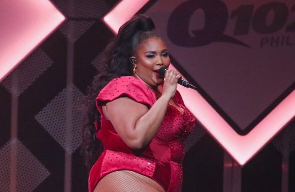Lizzo arremete contra TikTok por eliminar sus videos en bikini