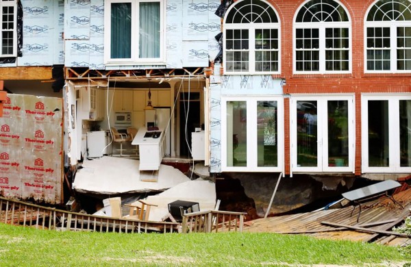 Un muerto y carreteras cortadas por fuertes lluvias en Florida, EUA