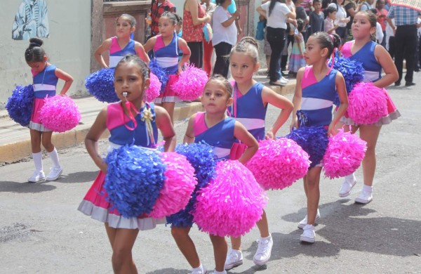 Unos 35,000 escolares muestran amor a la patria