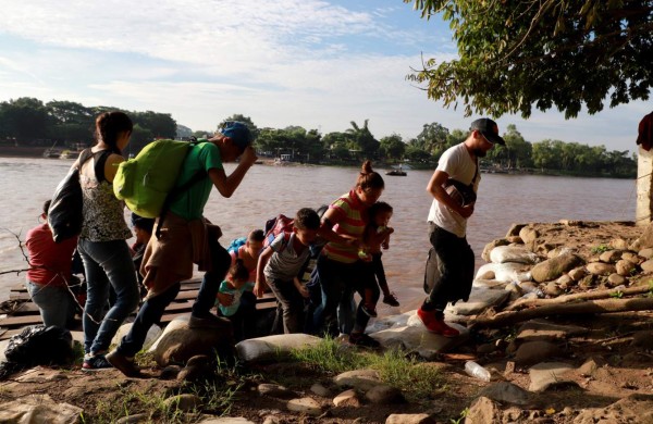 Militares mexicanos cierran el paso a migrantes en el río Suchiate