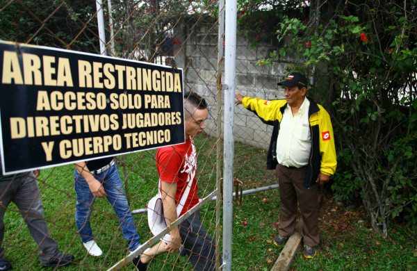 De paracaidista, soldado y policía a guardia de la realeza