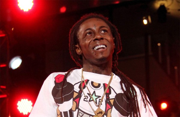 Lil Wayne, expulsado por fumar marihuana