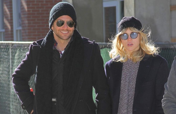 Suki Waterhouse vivirá con la madre de Bradley Cooper