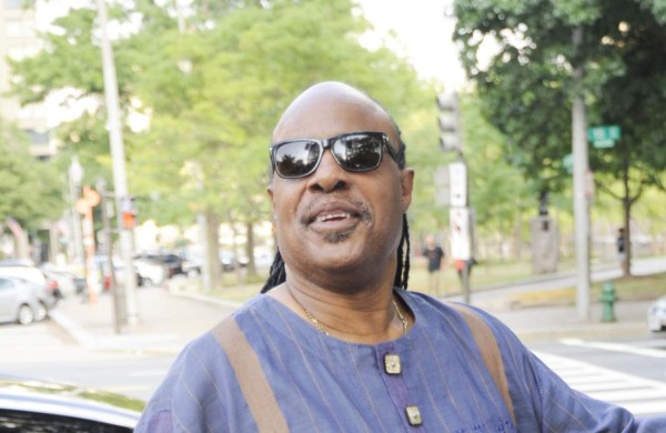 Stevie Wonder utiliza la iglesia para ligar